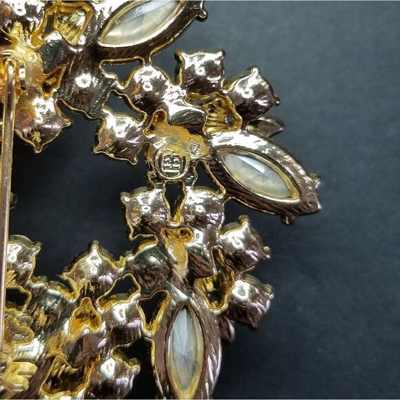 Vintage Dana Buchman Signed Gold Tone Green Rhinestone Pin Cluster Wreath Brooch - Picture 2 of 7